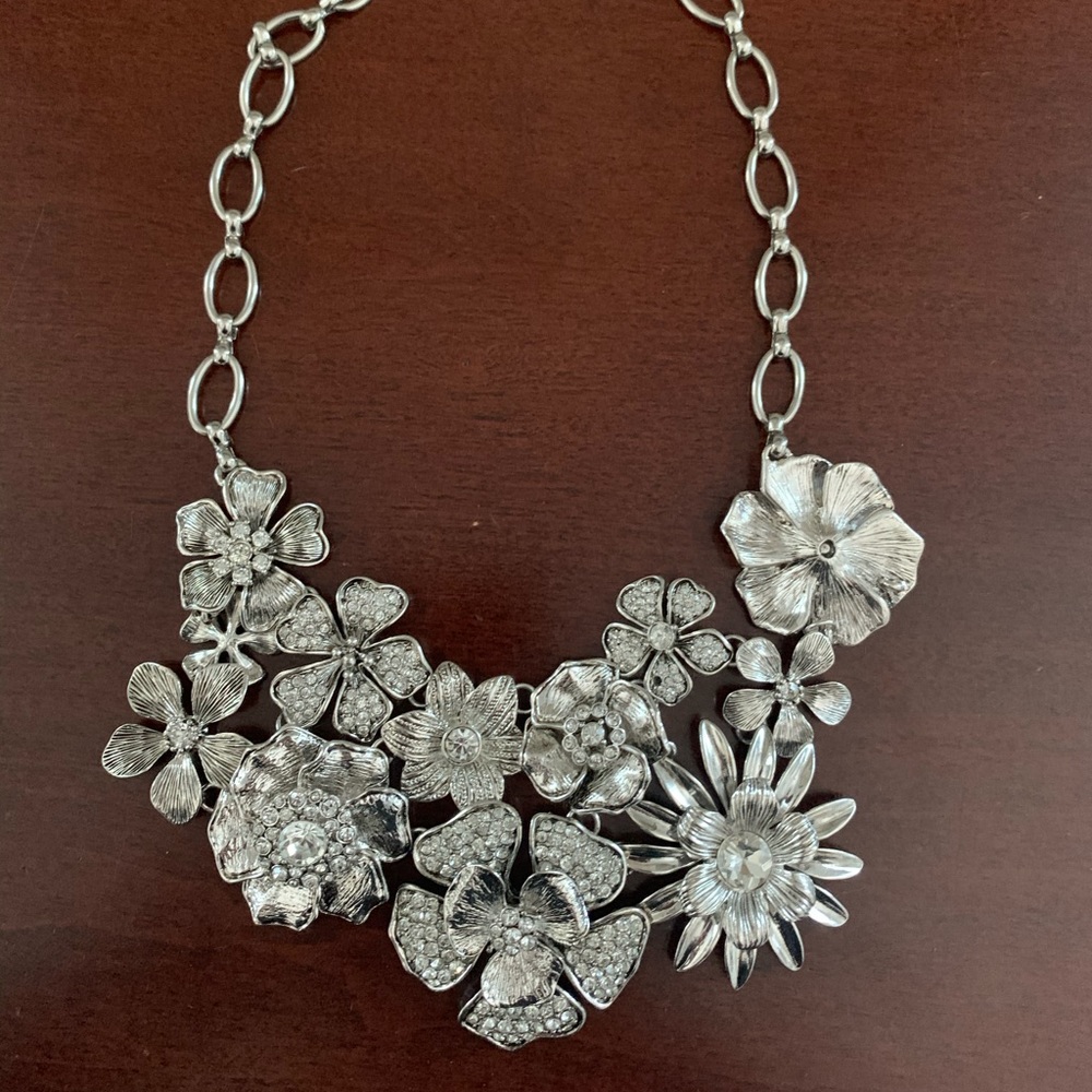 Flowers costume necklace silver